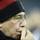 Adriano Galliani con cuffia del Milan a San Siro mentre si scalda le mani
