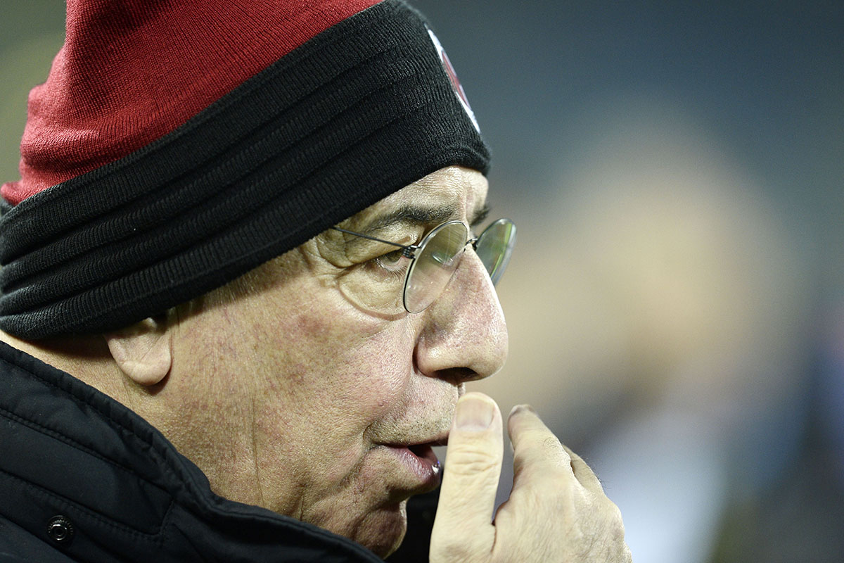 Adriano Galliani con cuffia del Milan a San Siro mentre si scalda le mani
