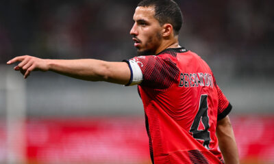 Ismael Bennacer Milan 2023/2024 maglia numero 4 indica ai compagni di squadra in campo