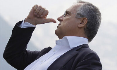 Claudio Lotito presidente della Lazio in giacca e camicia di profilo con il pollice alzato