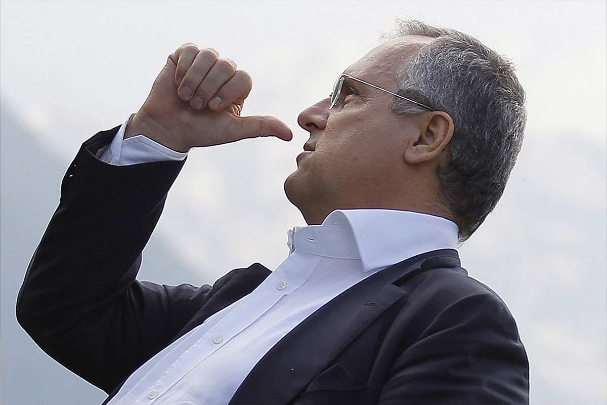 Claudio Lotito presidente della Lazio in giacca e camicia di profilo con il pollice alzato
