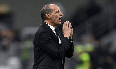 Massimiliano Allegri impartisce indicazioni tattiche a bordocampo nella gara Milan contro Napoli