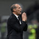 Massimiliano Allegri impartisce indicazioni tattiche a bordocampo nella gara Milan contro Napoli