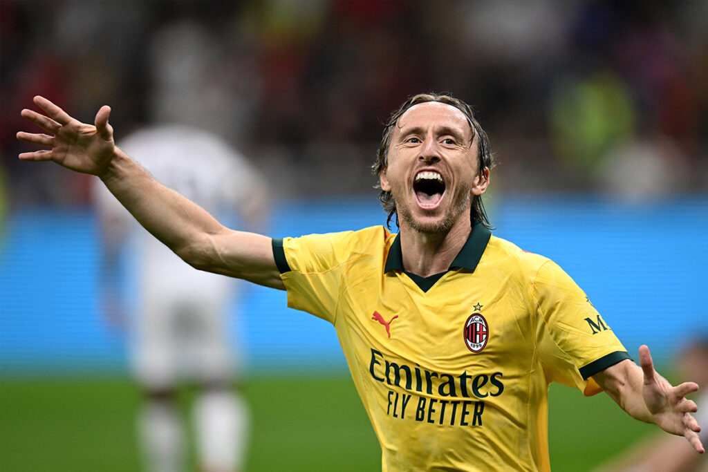 Luka Modric esulta per il primo gol con il Milan a San Siro nella sfida contro il Bologna.