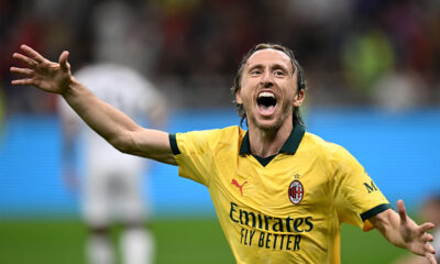 Luka Modric esulta per il primo gol con il Milan a San Siro nella sfida contro il Bologna.