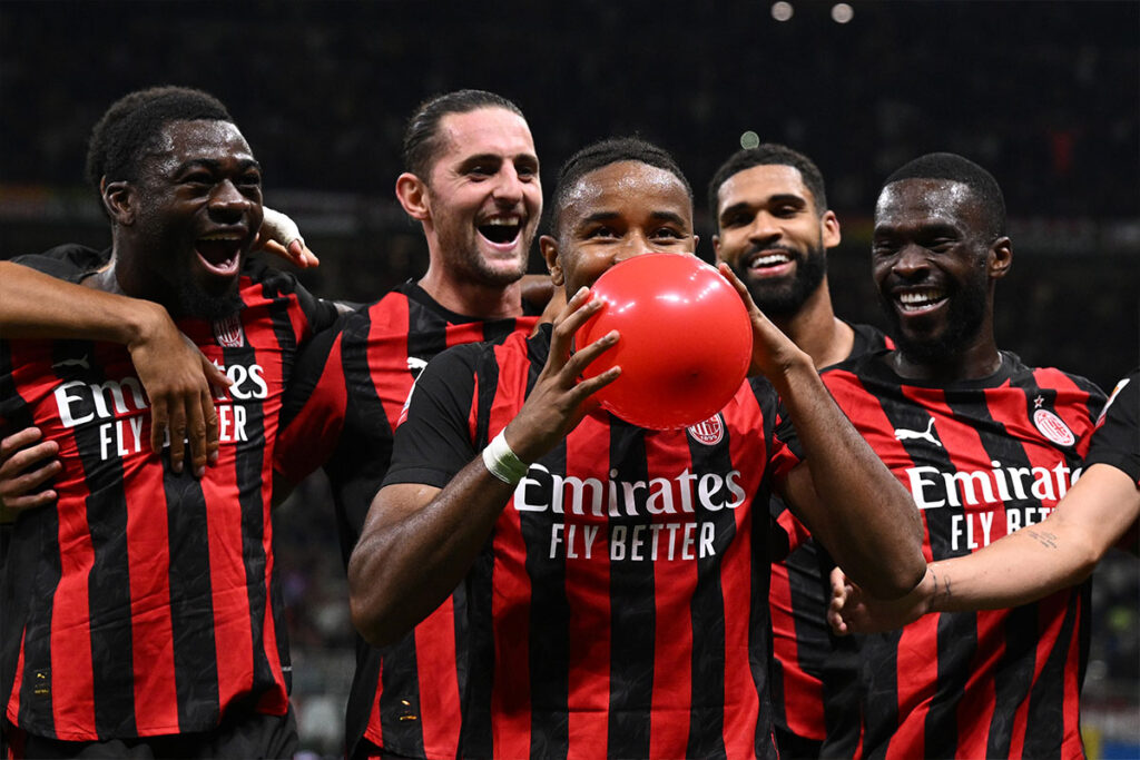 Christopher Nkunku esulta con un palloncino rosso dopo il primo gol con il Milan contro il Lecce in Coppa Italia, circondato dai compagni