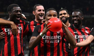 Christopher Nkunku esulta con un palloncino rosso dopo il primo gol con il Milan contro il Lecce in Coppa Italia, circondato dai compagni