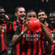 Christopher Nkunku esulta con un palloncino rosso dopo il primo gol con il Milan contro il Lecce in Coppa Italia, circondato dai compagni