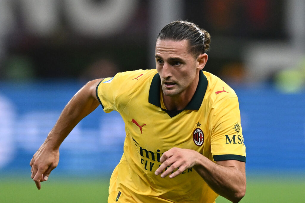 Rabiot al debutto con il Milan in maglia gialla a San Siro nella sfida contro il Bologna.