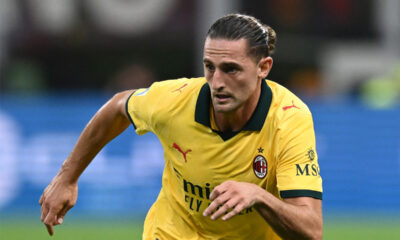 Rabiot al debutto con il Milan in maglia gialla a San Siro nella sfida contro il Bologna.