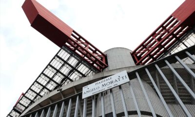 Vista della copertura di San Siro, stadio Meazza, con gli iconici tralicci rossi