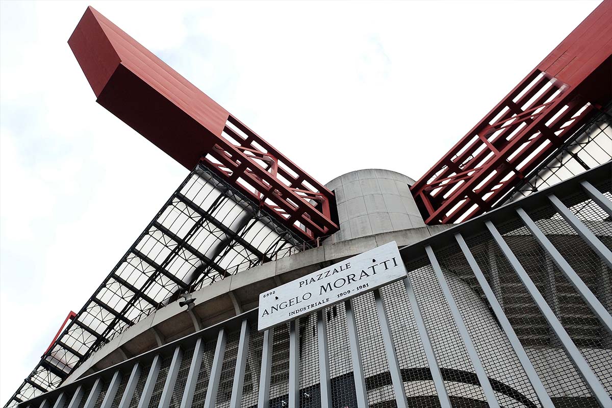 Vista della copertura di San Siro, stadio Meazza, con gli iconici tralicci rossi
