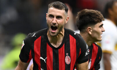 Santiago Gimenez esulta dopo il gol al Lecce in Coppa Italia a San Siro su assist di Bartesaghi