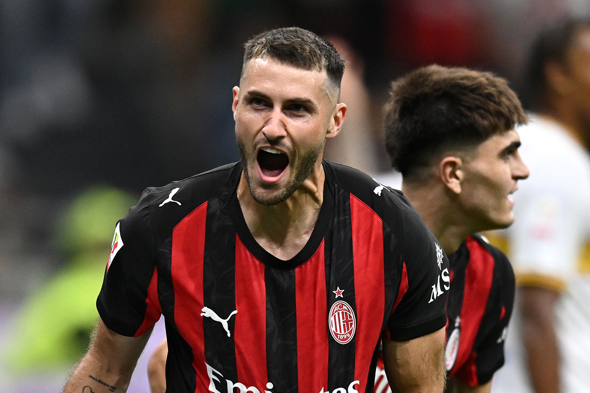 Santiago Gimenez esulta dopo il gol al Lecce in Coppa Italia a San Siro su assist di Bartesaghi