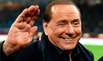 Silvio Berlusconi sorride a San Siro mentre saluta i tifosi del Milan