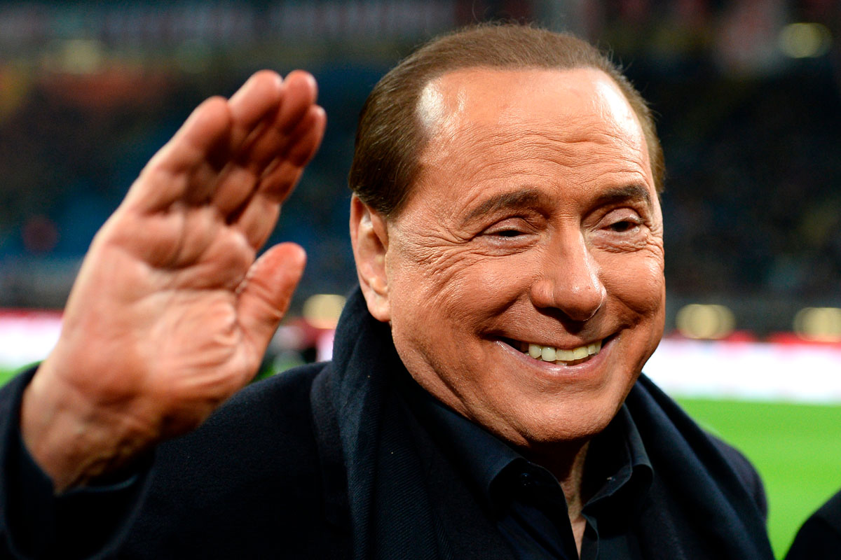 Silvio Berlusconi sorride a San Siro mentre saluta i tifosi del Milan