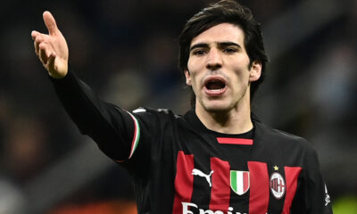 Tonali in maglia rossonera a San Siro si lamenta per una situazione di gioco