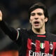 Tonali in maglia rossonera a San Siro si lamenta per una situazione di gioco