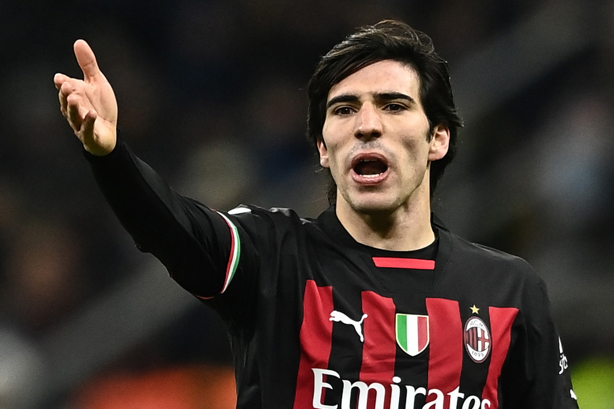 Tonali in maglia rossonera a San Siro si lamenta per una situazione di gioco