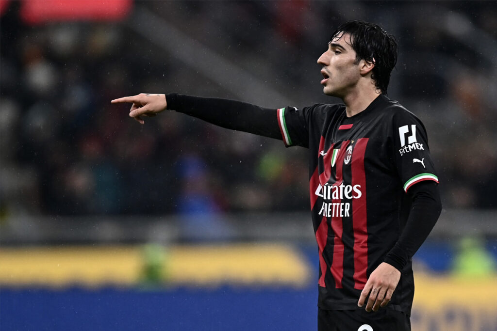 onali in campo con il Milan 2024/2025 mentre indica ai compagni la posizione