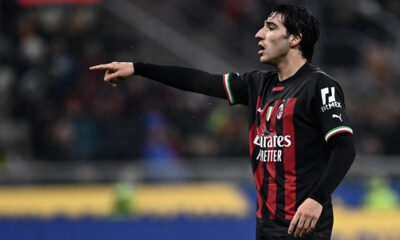 onali in campo con il Milan 2024/2025 mentre indica ai compagni la posizione