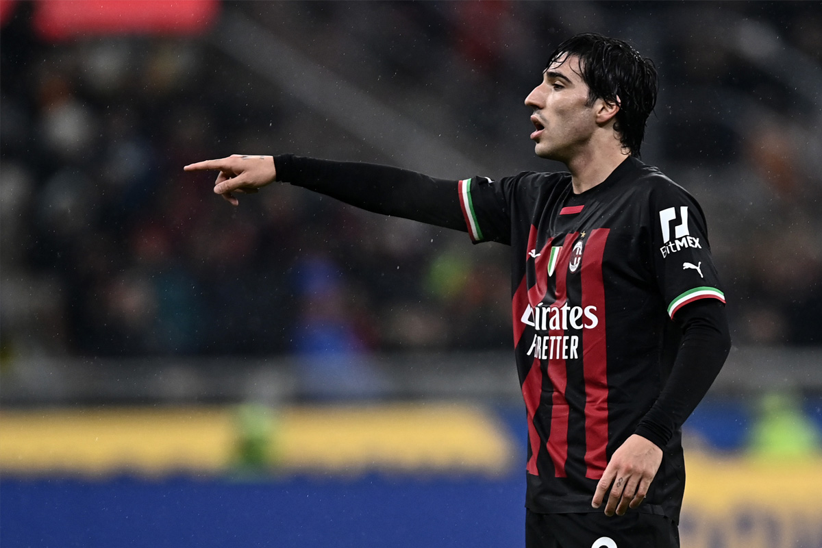 onali in campo con il Milan 2024/2025 mentre indica ai compagni la posizione