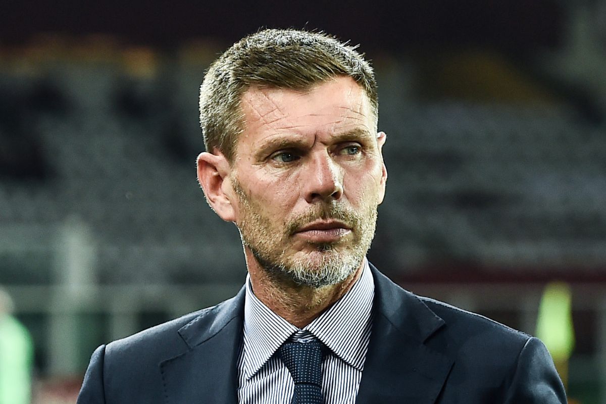 Zvone Boban dirigente del Milan a San Siro vestito in giacca e cravatta