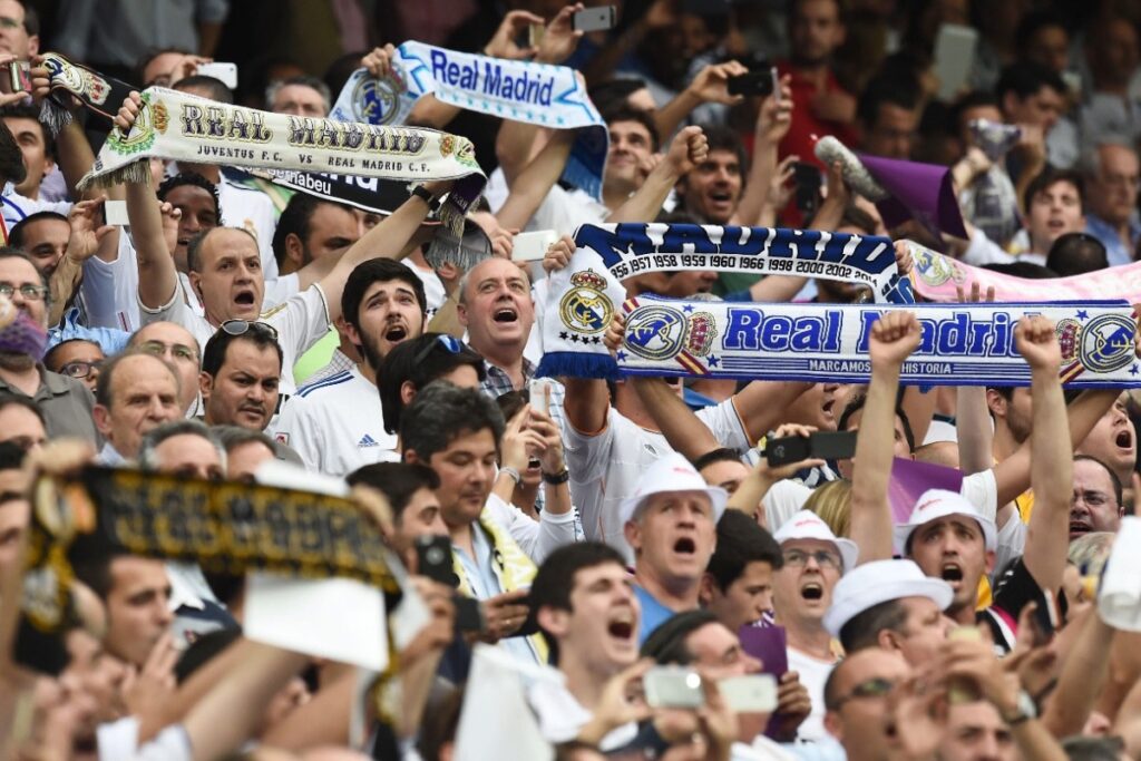 Tifosi del Real Madrid con sciarpe e maglie al Bernabeu