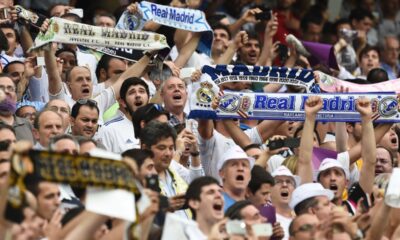 Tifosi del Real Madrid con sciarpe e maglie al Bernabeu