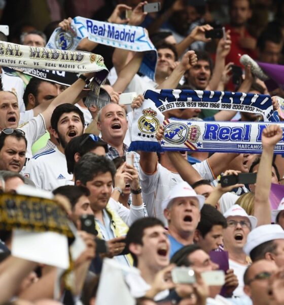 Tifosi del Real Madrid con sciarpe e maglie al Bernabeu