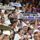Tifosi del Real Madrid con sciarpe e maglie al Bernabeu