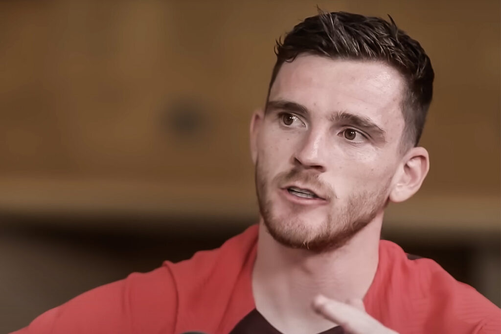 Andrew Robertson del Liverpool ripreso durante un podcast ufficiale
