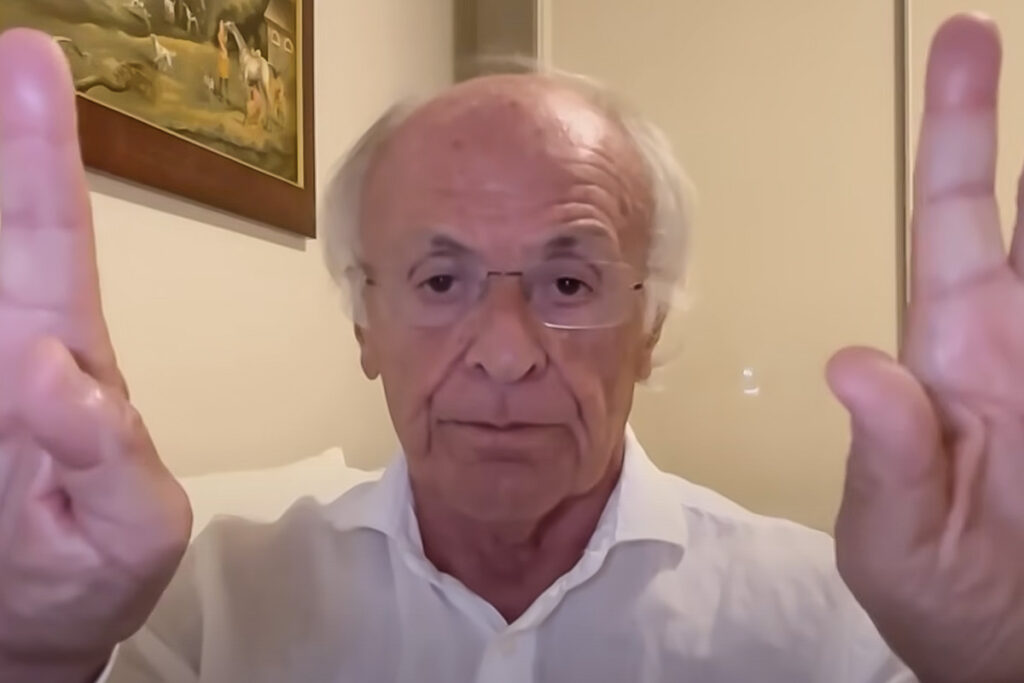 Carlo Pellegatti durante un video YouTube in cui parla del Milan