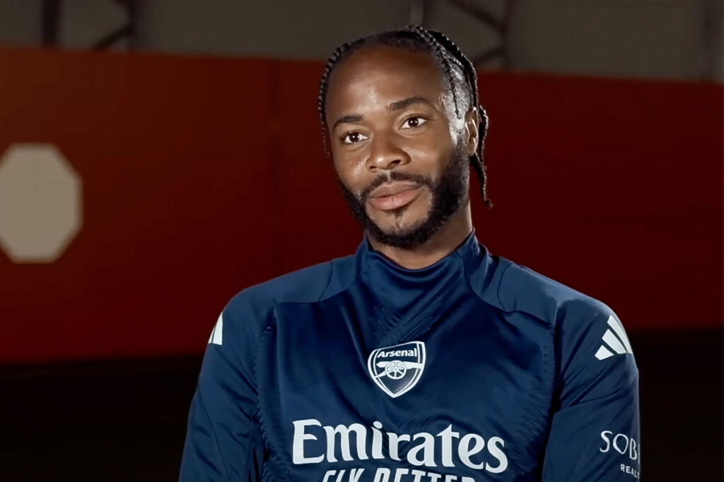 Raheem Sterling in primo piano mentre parla al canale ufficiale dell’Arsenal