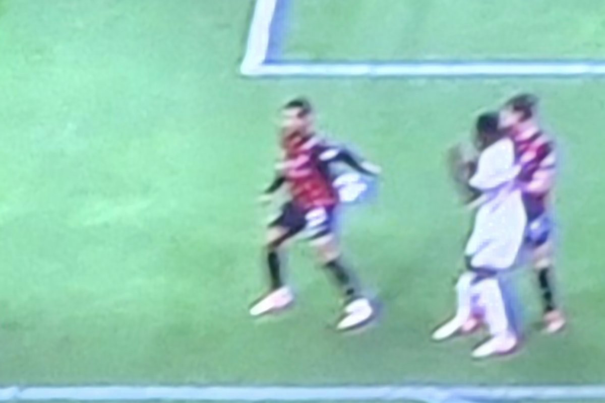 De Winter tocca il pallone con il braccio in Milan-Pisa, rigore assegnato al Pisa per l’1-1