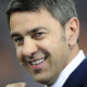 Alessandro Costacurta in giacca e cravatta commenta una partita a bordocampo come opinionista