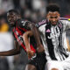 Fofana e Kelly in contrasto palla al piede nella partita Juventus-Milan di Serie A