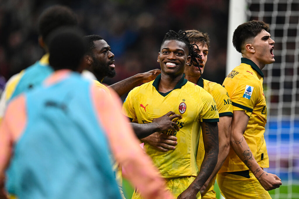 Fofana, Leao, Gabbia e Bartesaghi esultano dopo il rigore del 2-1 del Milan contro la Fiorentina a San Siro