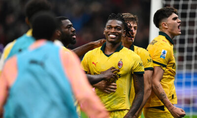 Fofana, Leao, Gabbia e Bartesaghi esultano dopo il rigore del 2-1 del Milan contro la Fiorentina a San Siro
