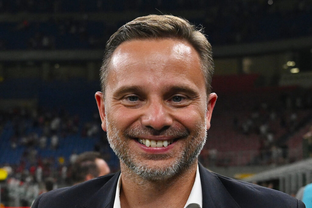 Giorgio Furlani sorride a bordocampo a San Siro prima della partita del Milan