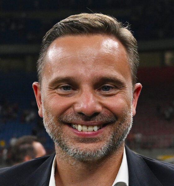 Giorgio Furlani sorride a bordocampo a San Siro prima della partita del Milan
