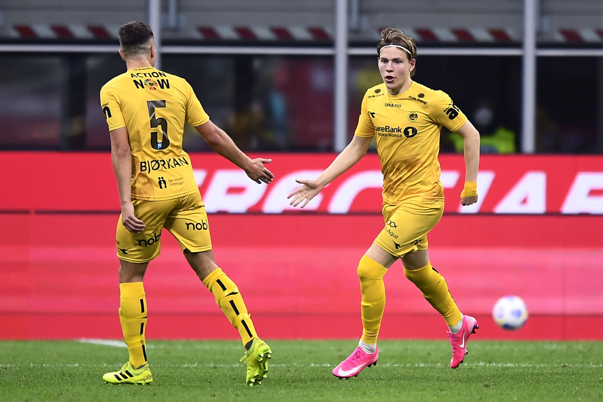 Jens Petter Hauge in azione a San Siro con il Bodo/Glimt contro il Milan in Europa League 2020