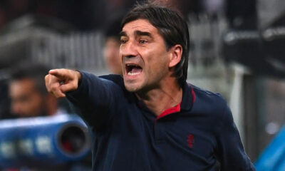 Ivan Juric ai tempi del Genoa dà indicazioni alla squadra da bordocampo durante una partita di Serie A