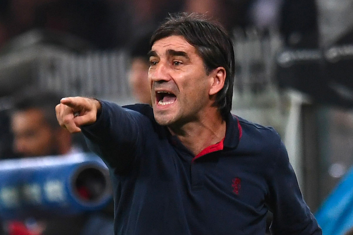 Ivan Juric ai tempi del Genoa dà indicazioni alla squadra da bordocampo durante una partita di Serie A