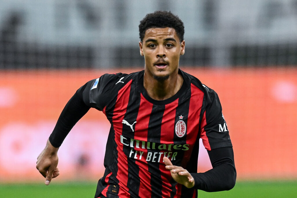 Koni De Winter con la maglia del Milan in campo a San Siro contro il Pisa durante la Serie A 2025/26