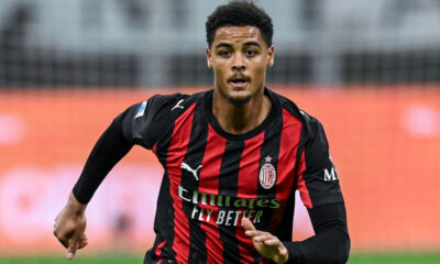 Koni De Winter con la maglia del Milan in campo a San Siro contro il Pisa durante la Serie A 2025/26