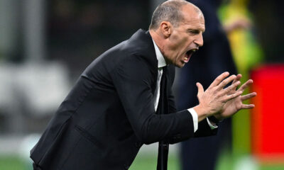 Allegri urla alla squadra del Milan dall’area tecnica a San Siro durante Milan-Pisa