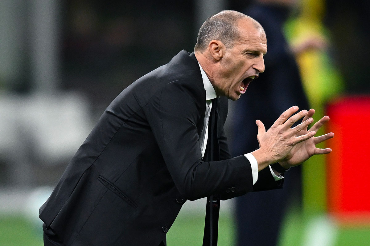 Allegri urla alla squadra del Milan dall’area tecnica a San Siro durante Milan-Pisa