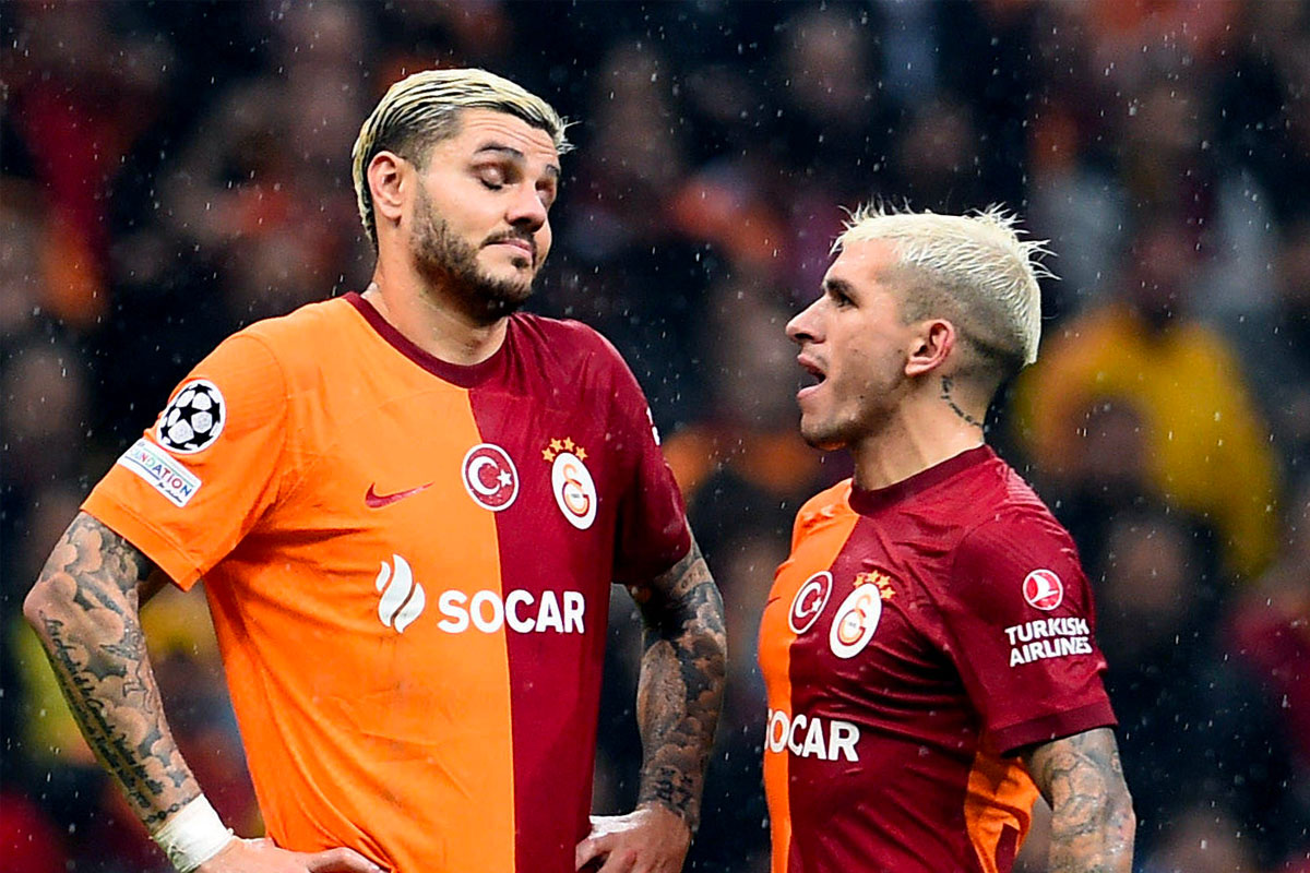 Mauro Icardi parla con Lucas Torreira durante una partita del Galatasaray