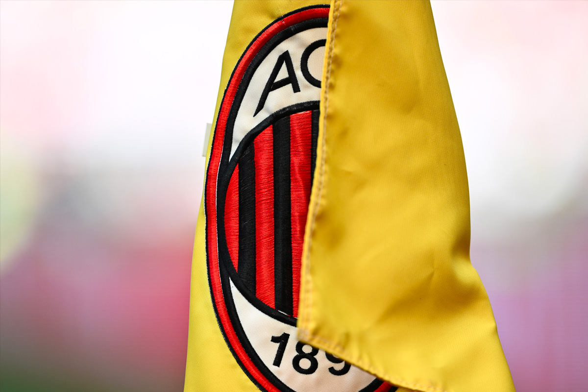 Bandierina gialla del calcio d’angolo a San Siro con logo del Milan in primo piano